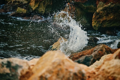 白天河水汹涌